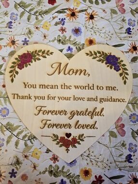 Heart-Shaped Wooden 'Mom' Sign with Floral Accents